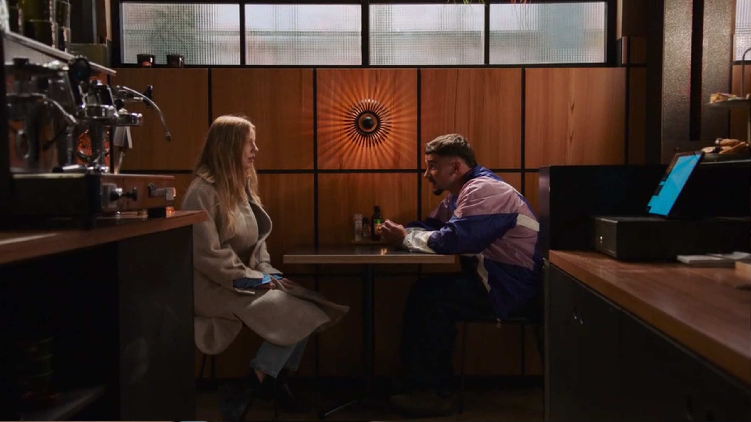 Troj zoekt een medestander in slachtoffer Stella